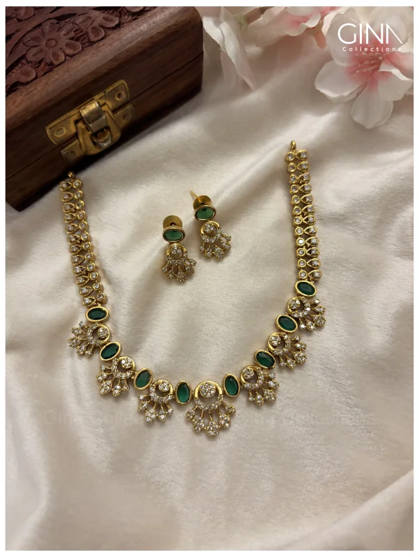Oval Emerald Sparle Necklace