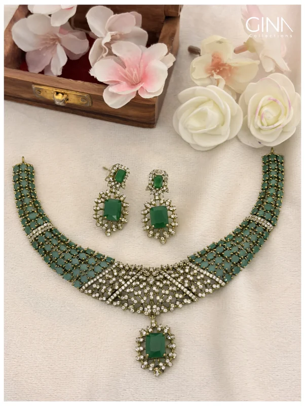 Ravishing Emerald Drop Hasli