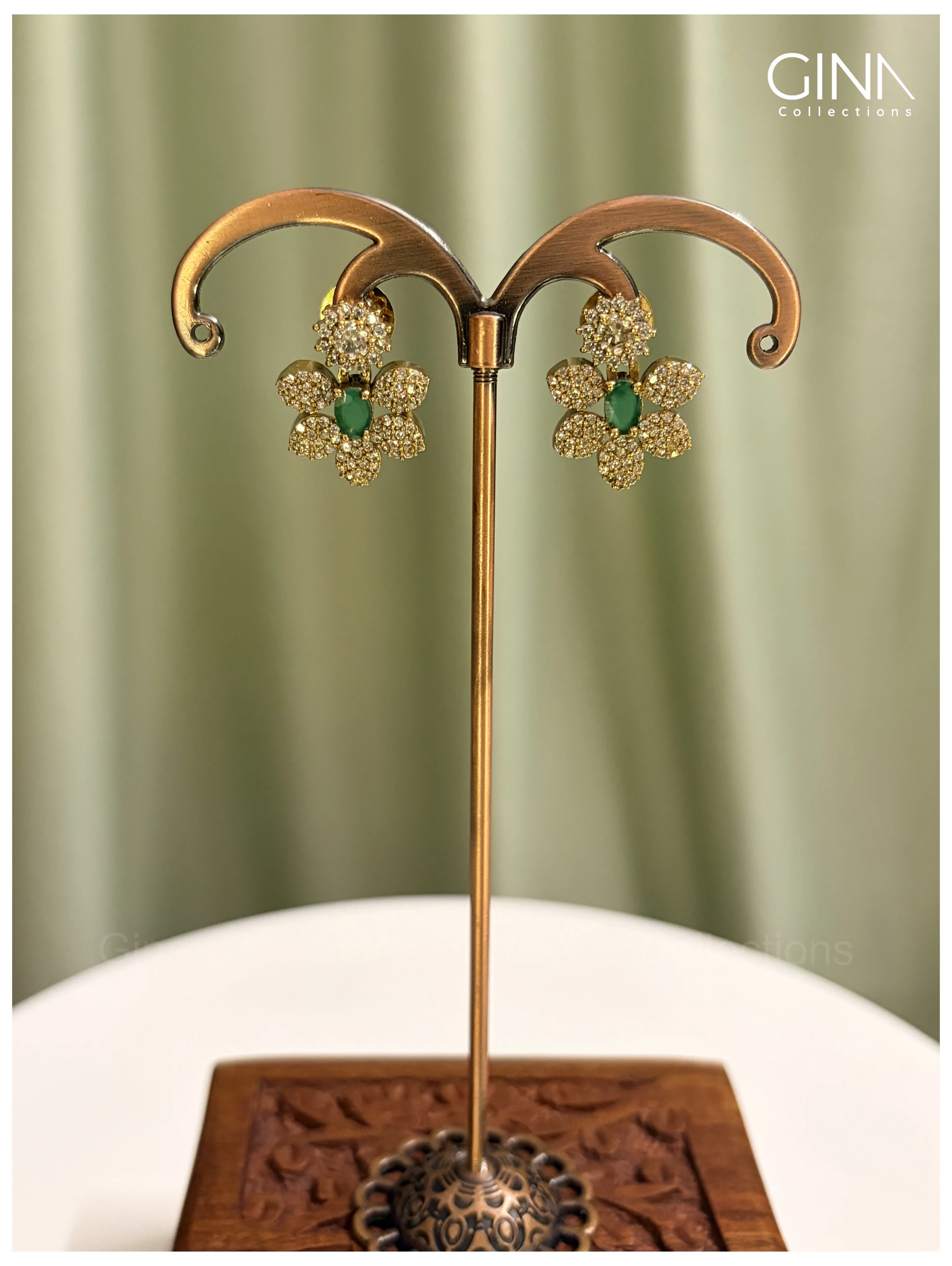 Emerald Florets Garland Necklace Alternative View