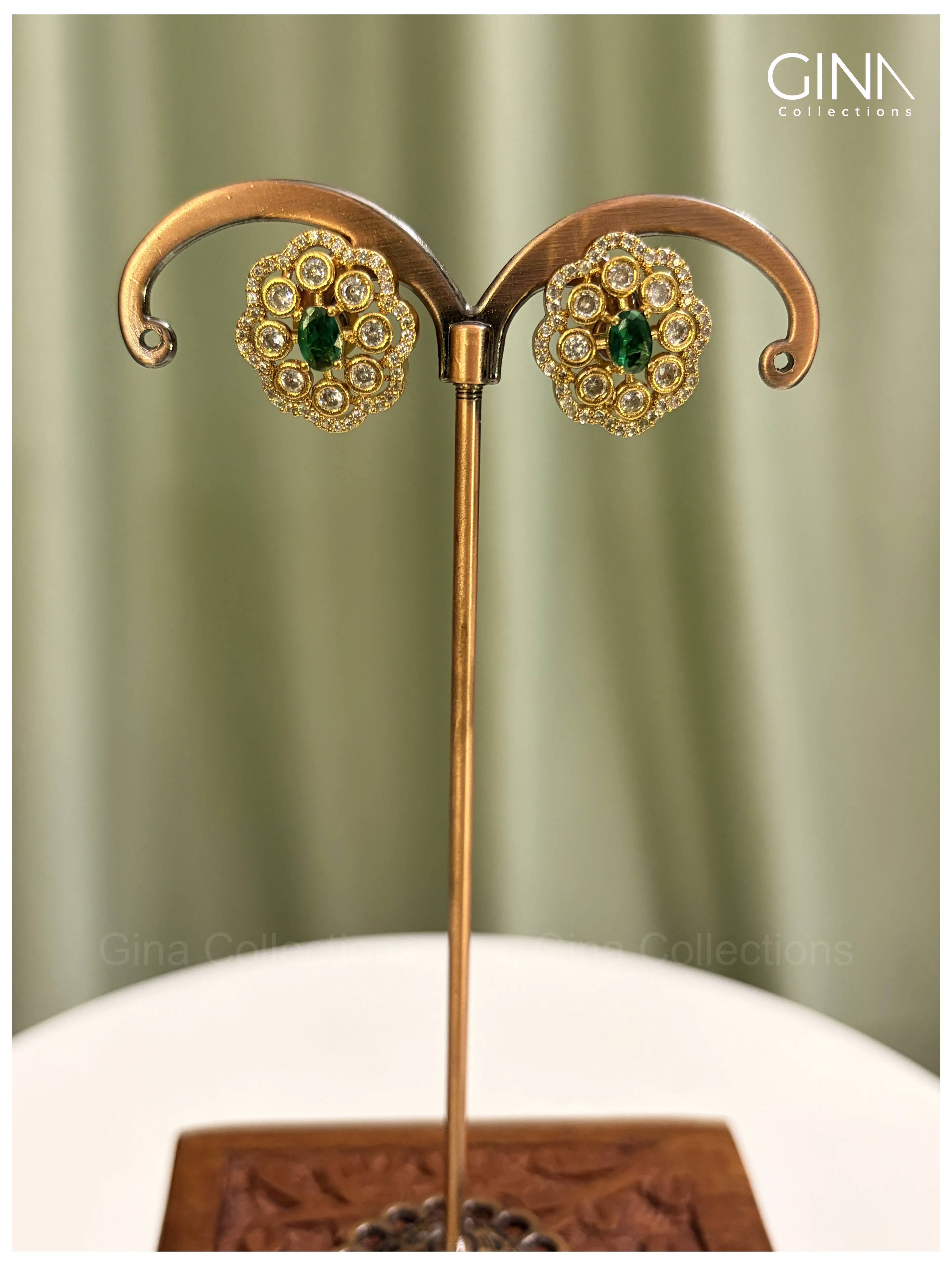 Emerald Swarnamallika Necklace Alternative View