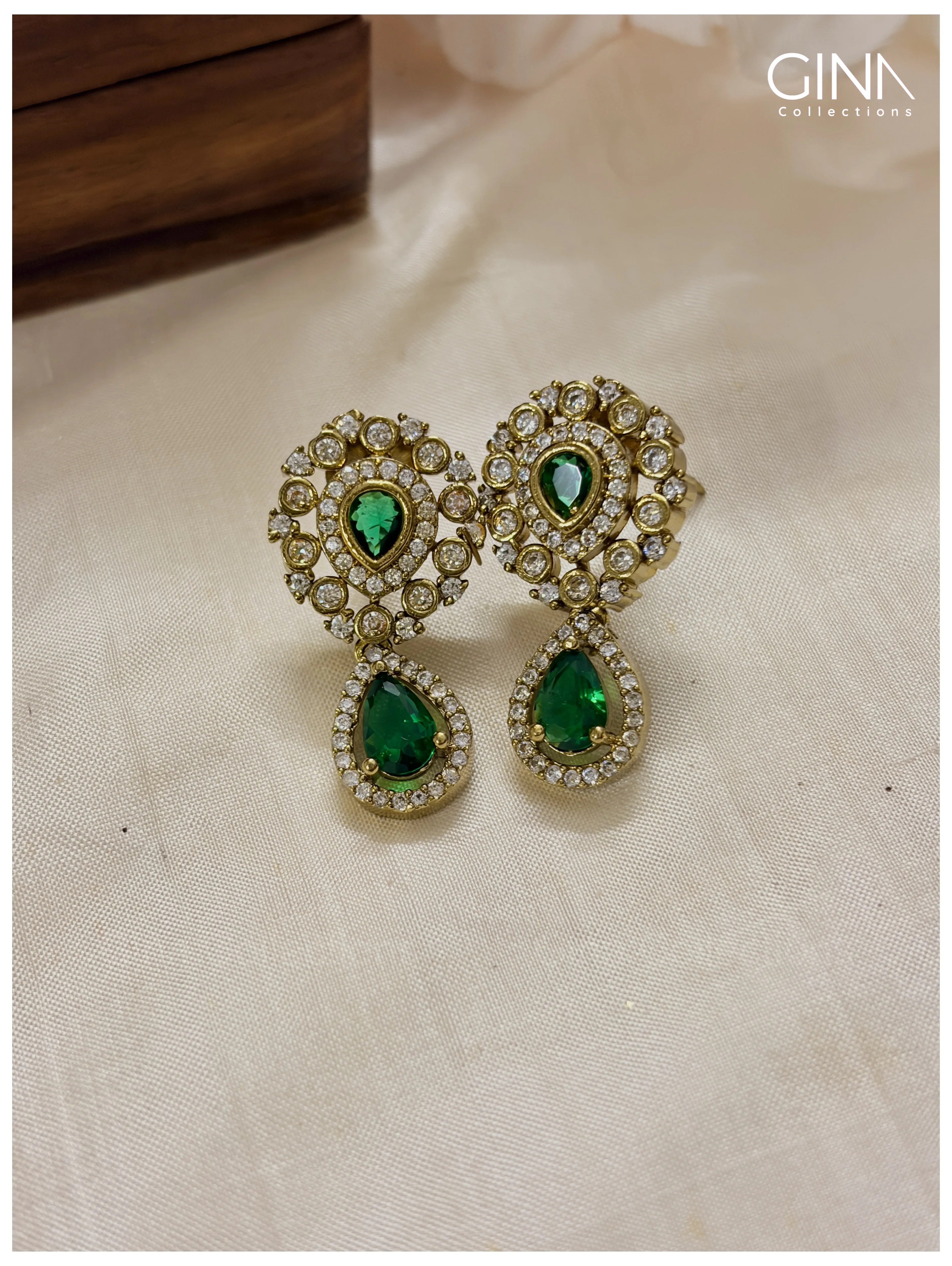 Emerald Teardrop with AD Stones Neck Set Alternative View