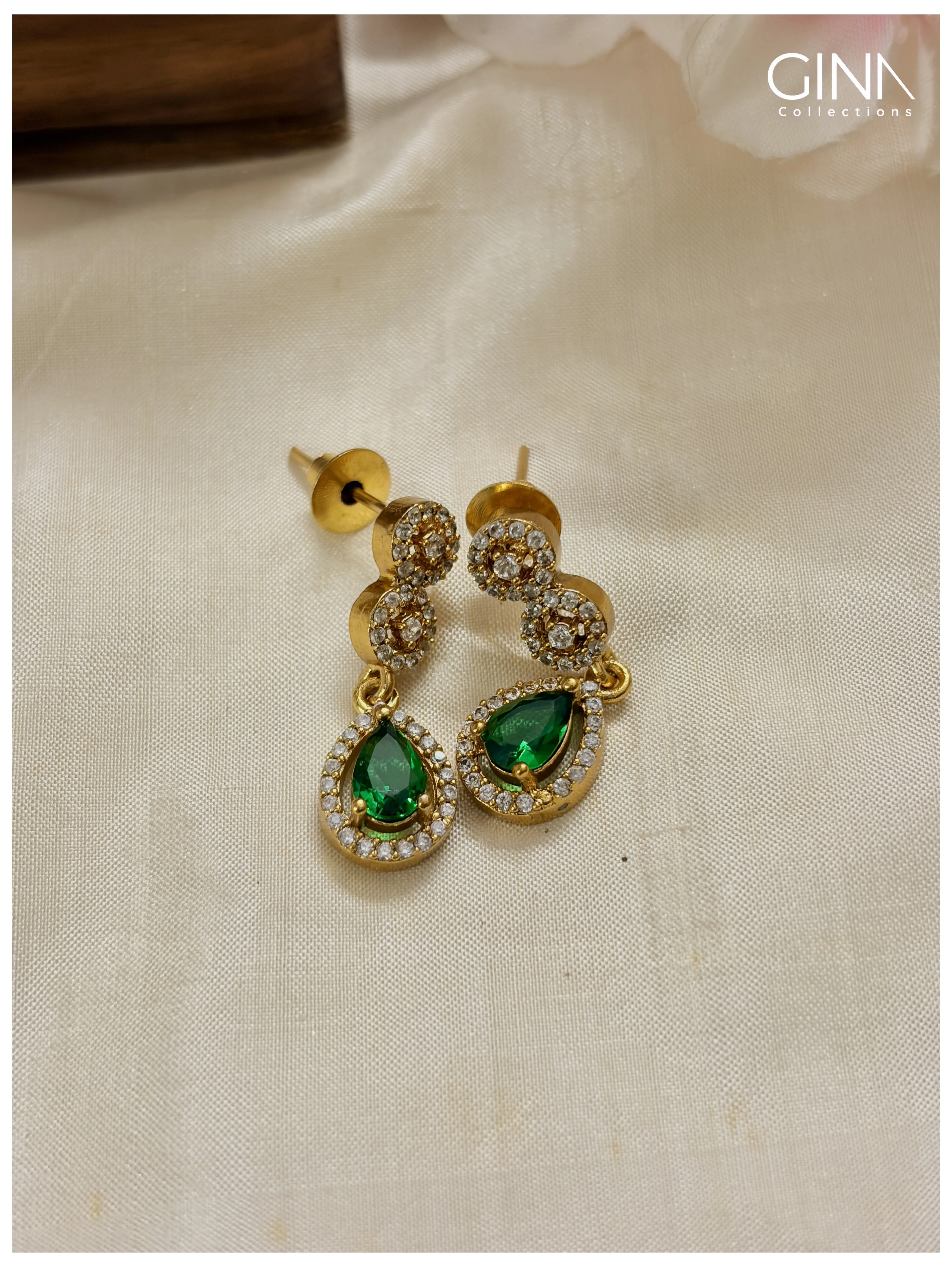 Hanging Emerald Stones Necklace Alternative View