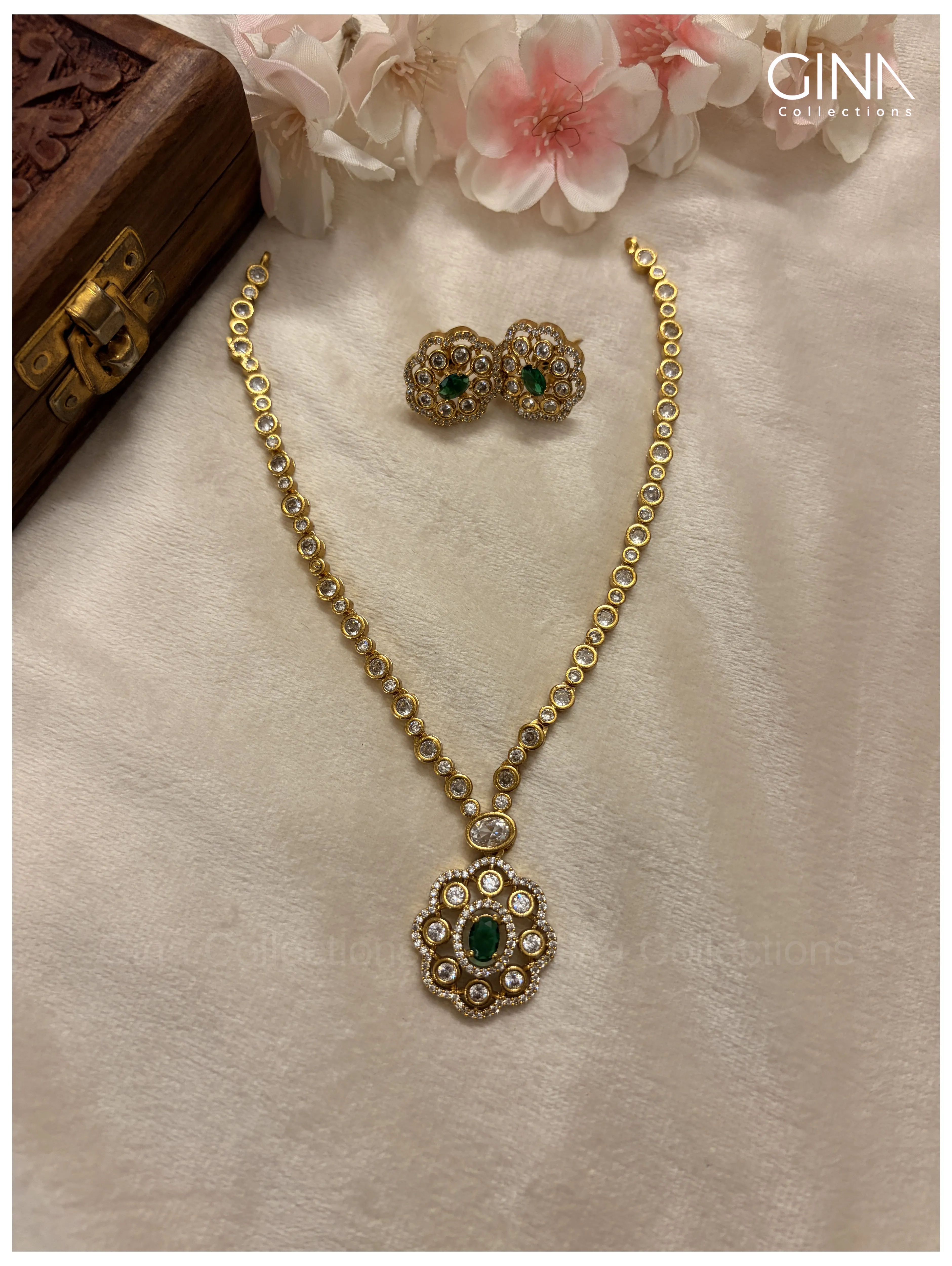 Vanamala with Emerald Pendant Alternative View